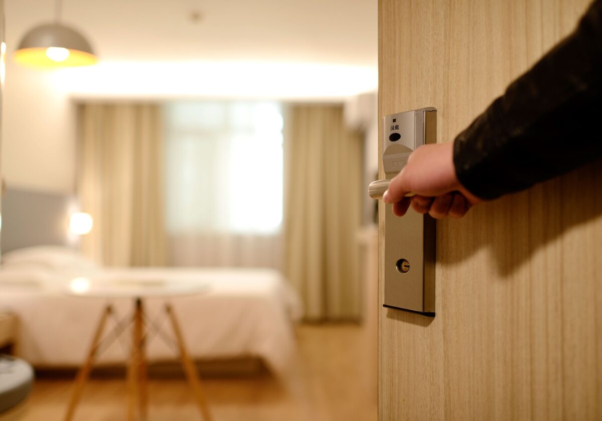 geöffnete Zimmertür mit Blick in ein Hotelzimmer